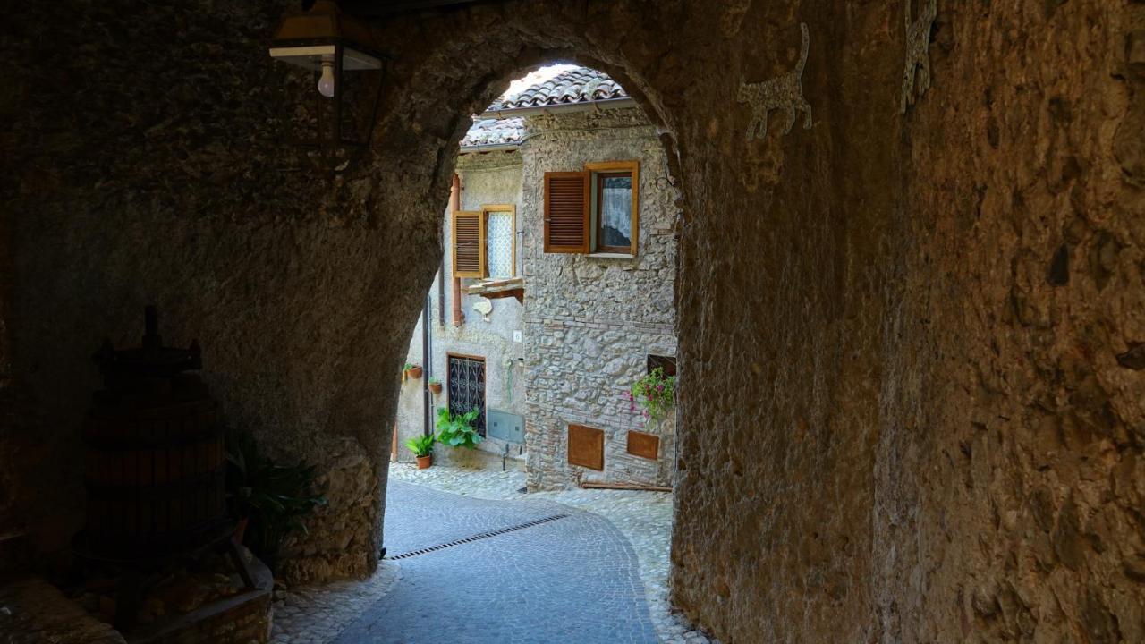 La Terrazza Sul Lago Turano Кастель-ди-Тора Экстерьер фото