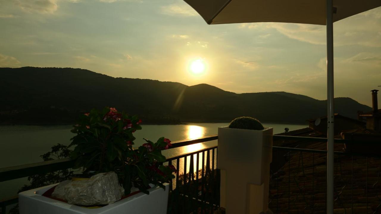 La Terrazza Sul Lago Turano Кастель-ди-Тора Экстерьер фото